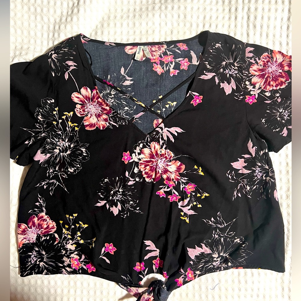 Juniors Floral Mudd Tie front Crop Top. Large